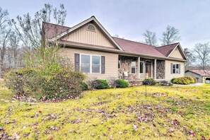 House (2 Bedrooms) | Interior - King Suite Haven Near Dale Hollow Lake & Boat Slip (Burkesville)