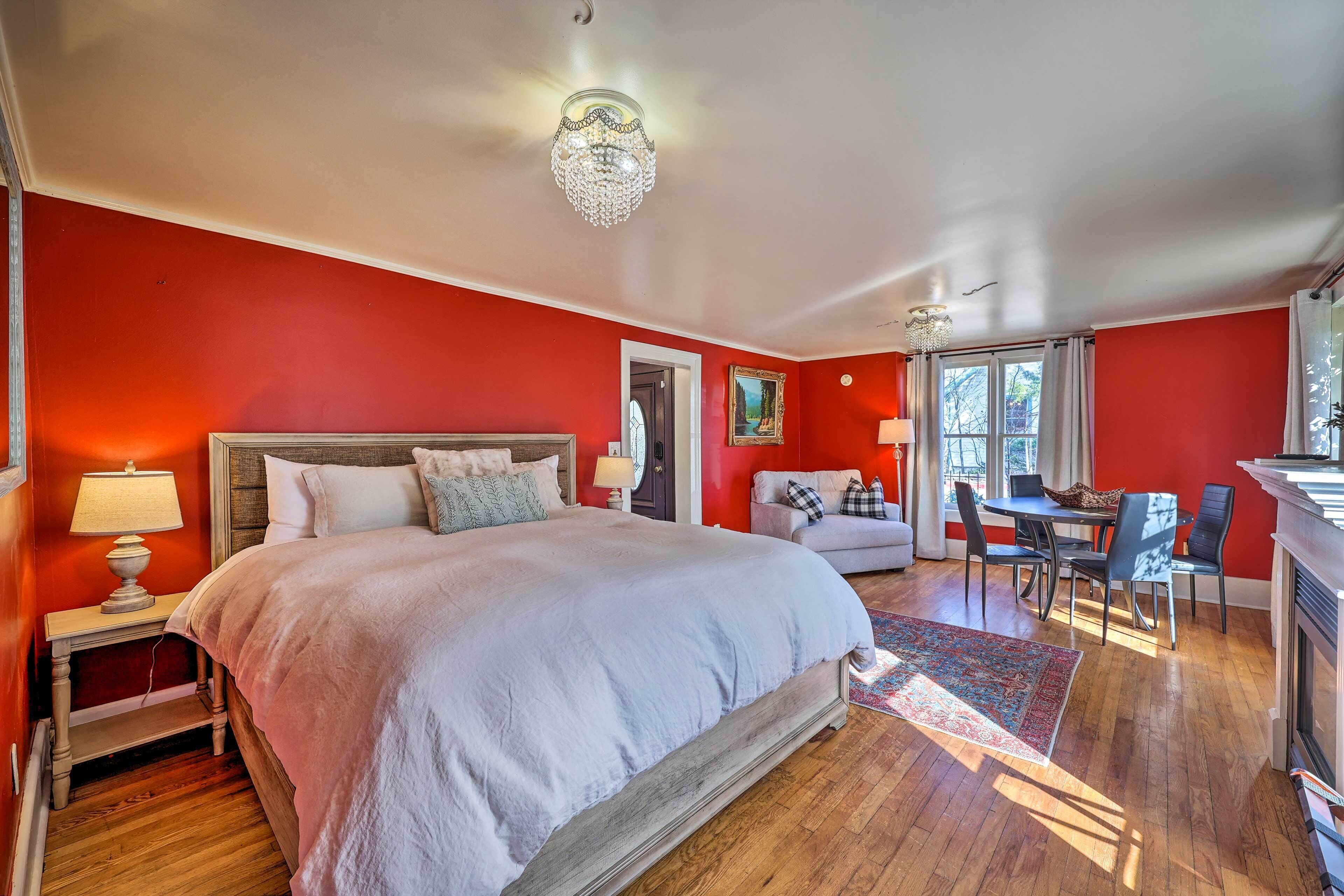 Vibrant Historic Home - Walk to Downtown!