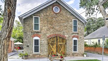 Apartment (2 Bedrooms) | Front of property