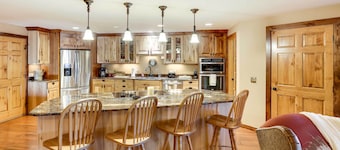 Modern Deadwood Apt With Mountain Views & Grill!