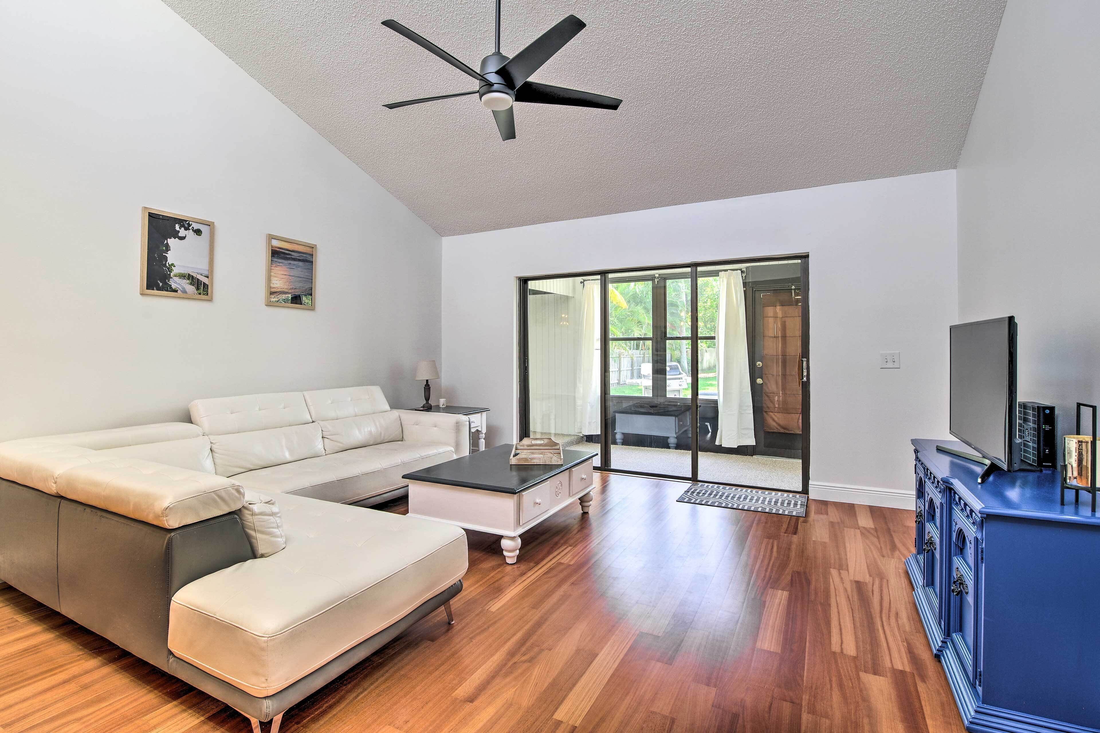 Satellite Beach Townhome < 2 Mi to Beach!