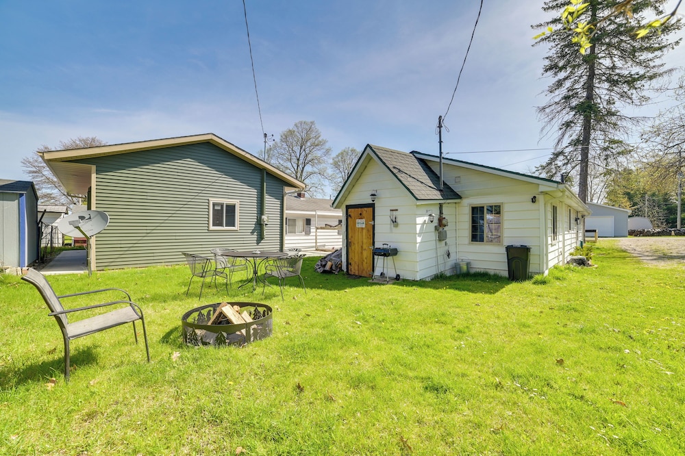 Houghton Lake Cottage - Central Location!