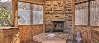 'serenity on the River' Luxe Lewisburg Cabin!