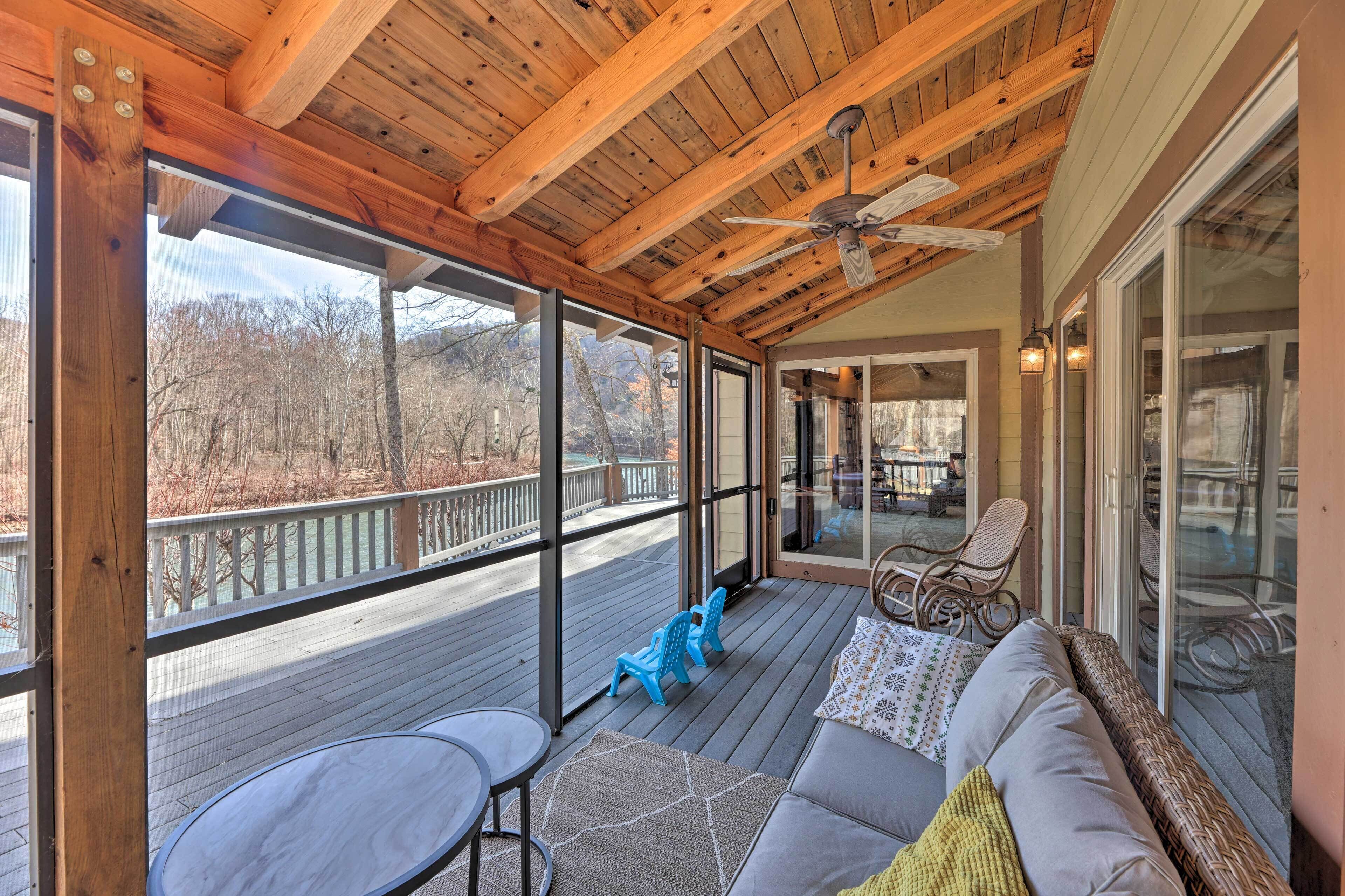 'serenity on the River' Luxe Lewisburg Cabin!