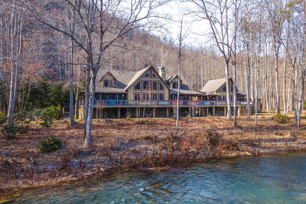 'serenity on the River' Luxe Lewisburg Cabin!