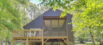 Screened Porch & Deck: Pet-friendly Poconos Escape