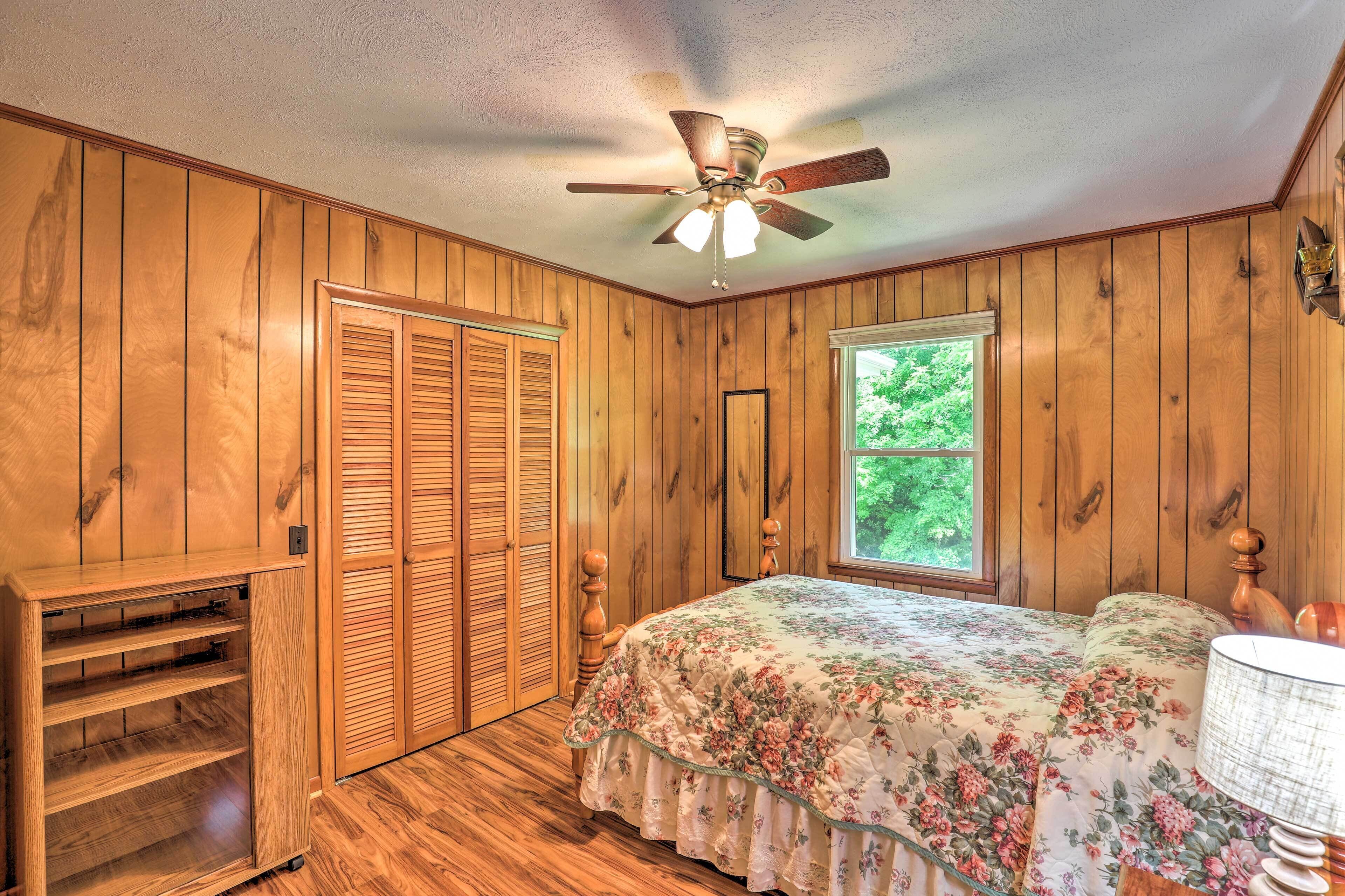 Charming Blue Ridge Mtn Cottage ~ 4 Mi to Hiking!