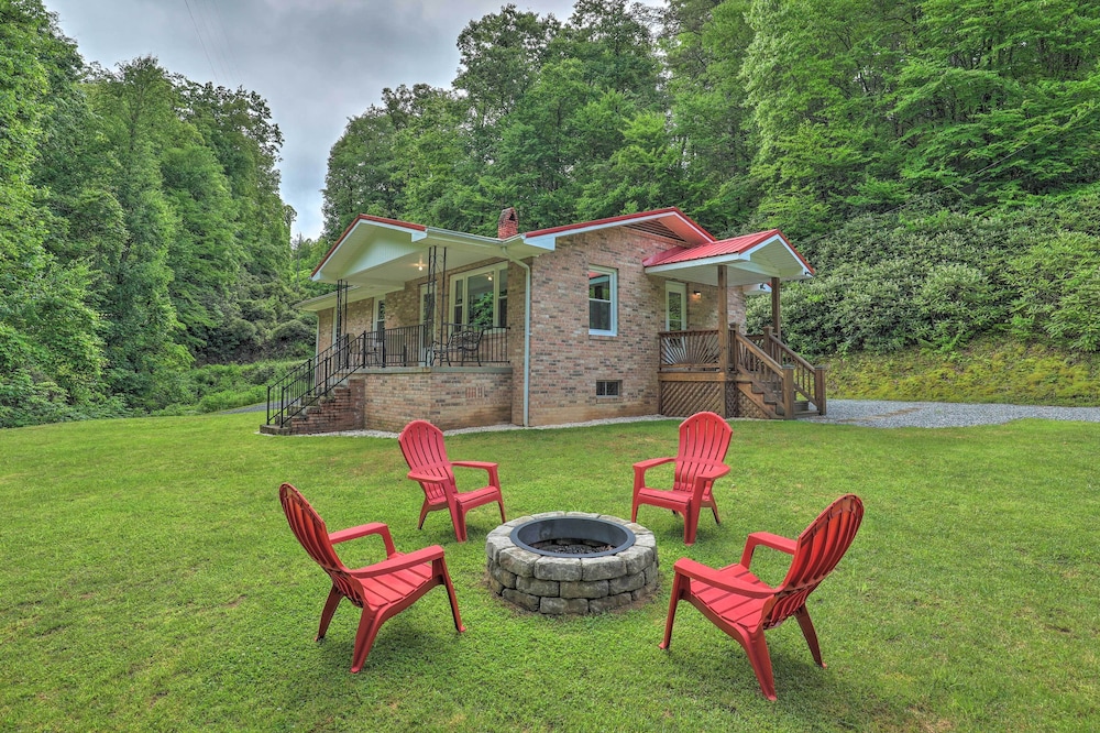 Charming Blue Ridge Mtn Cottage ~ 4 Mi to Hiking!