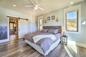 5 bedrooms, bed sheets - Stunning Valley Home w/ Furnished Deck & Mtn Views (Thayne)