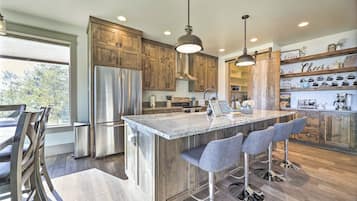 House (5 Bedrooms) | Private kitchen | Microwave, oven, stovetop, dishwasher