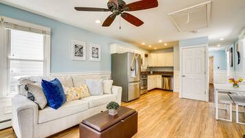 บ้านพัก (1 Bedroom) | บริเวณนั่งเล่น | ทีวี, หนังสือ