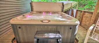 Ludlow Home w/ Hot Tub, Near Okemo Resort!