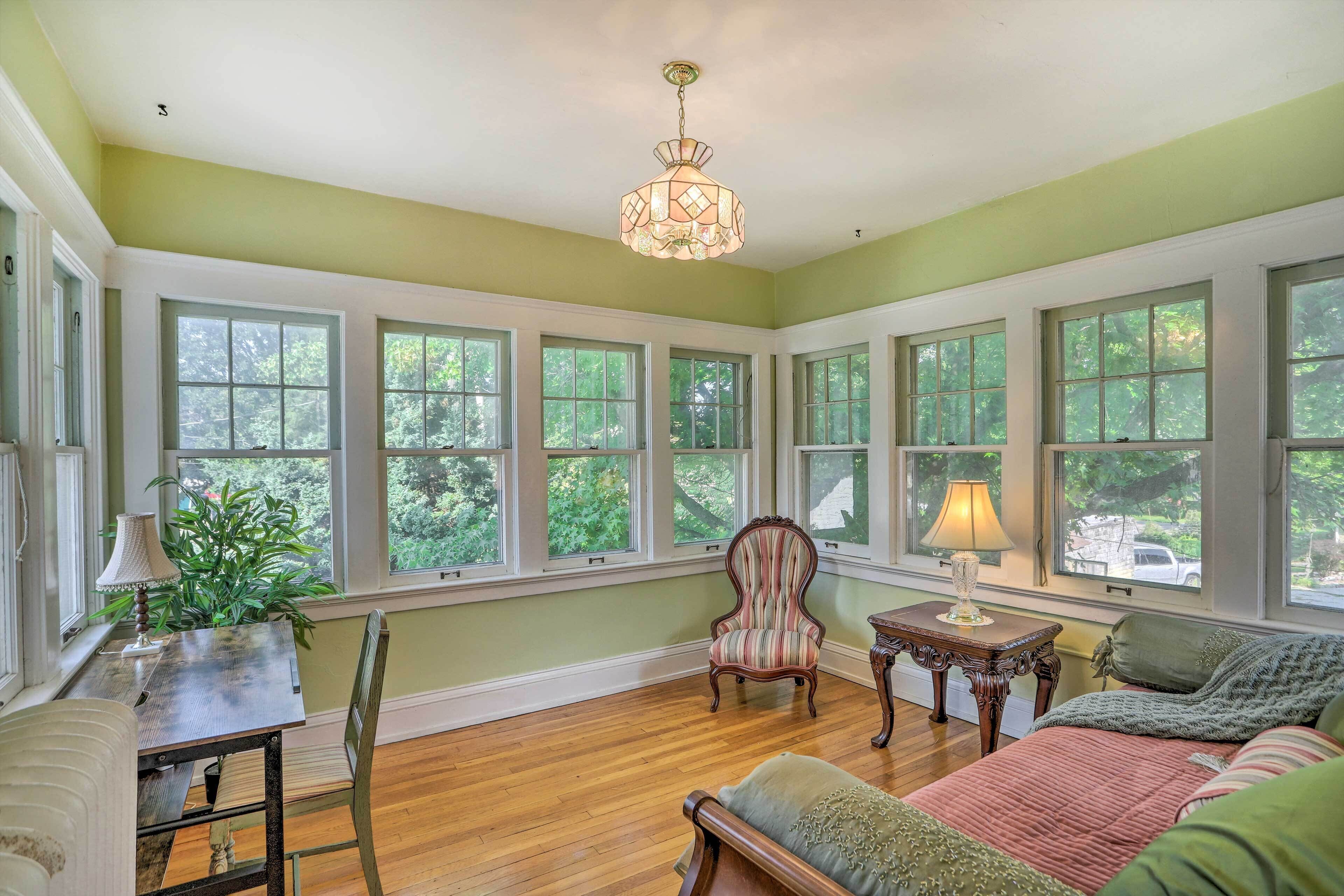 Historic Regal Retreat ~ 2 Mi to Dtwn Toledo!