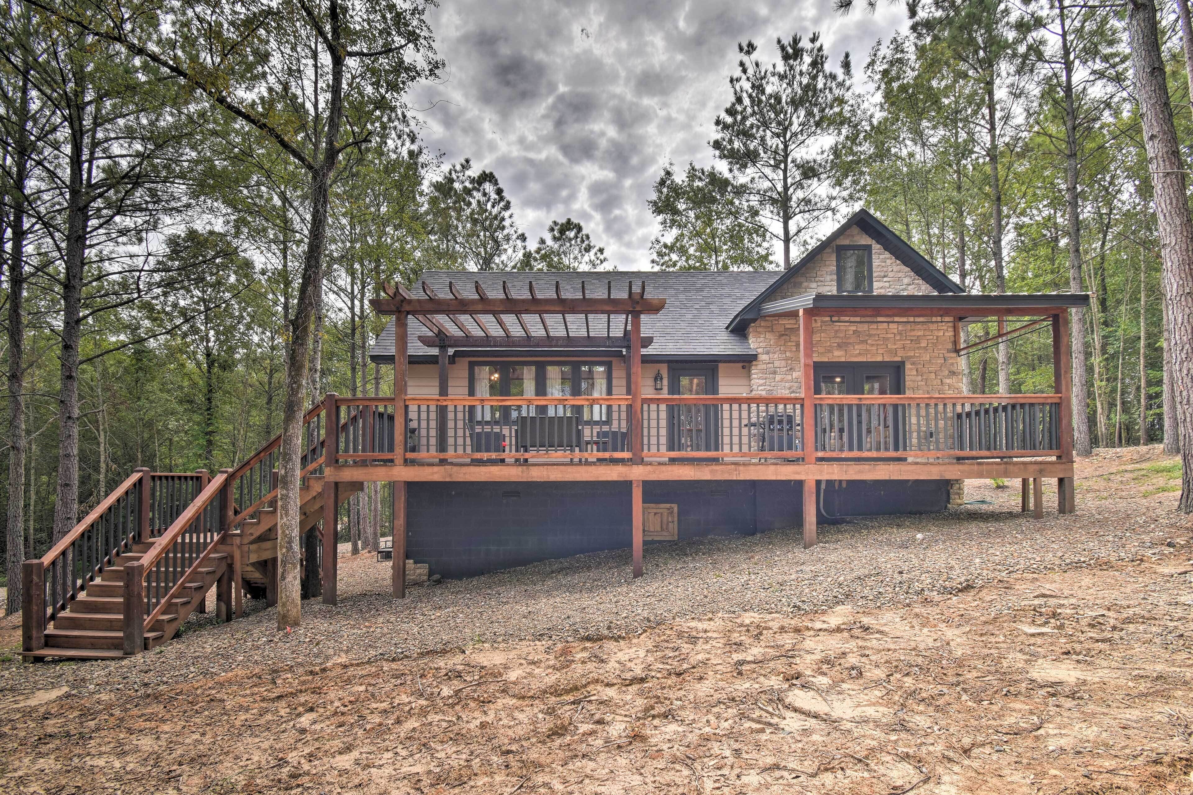 Modern Cabin With Spacious Deck, Bbq, & Pergola!