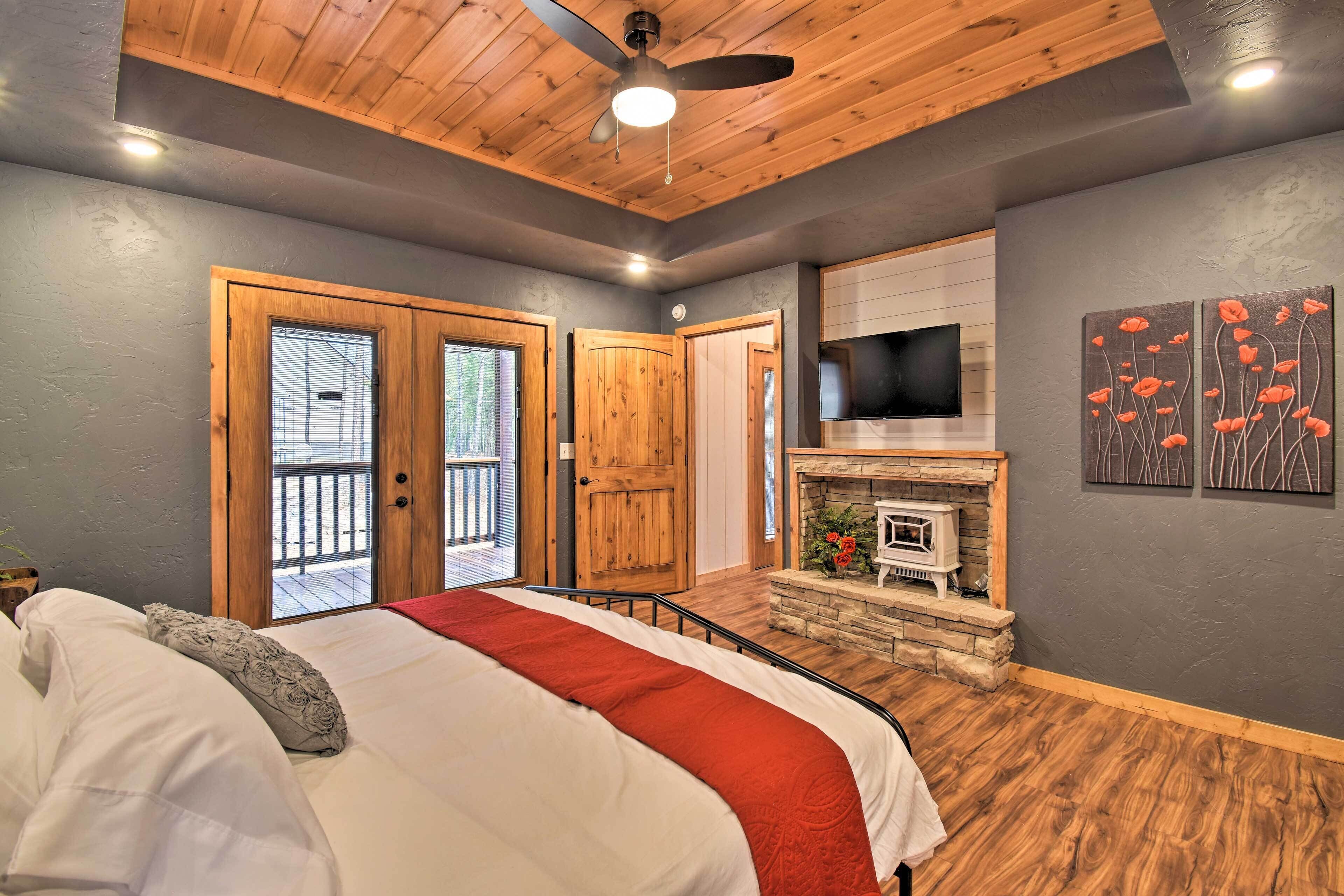 Modern Cabin With Spacious Deck, Bbq, & Pergola!