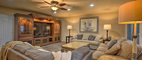 Casa (3 Bedrooms) | Area soggiorno | TV, libri