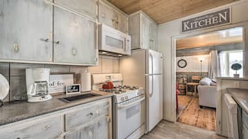 House (2 Bedrooms) | Private kitchen | Microwave, dishwasher, blender, coffee grinder