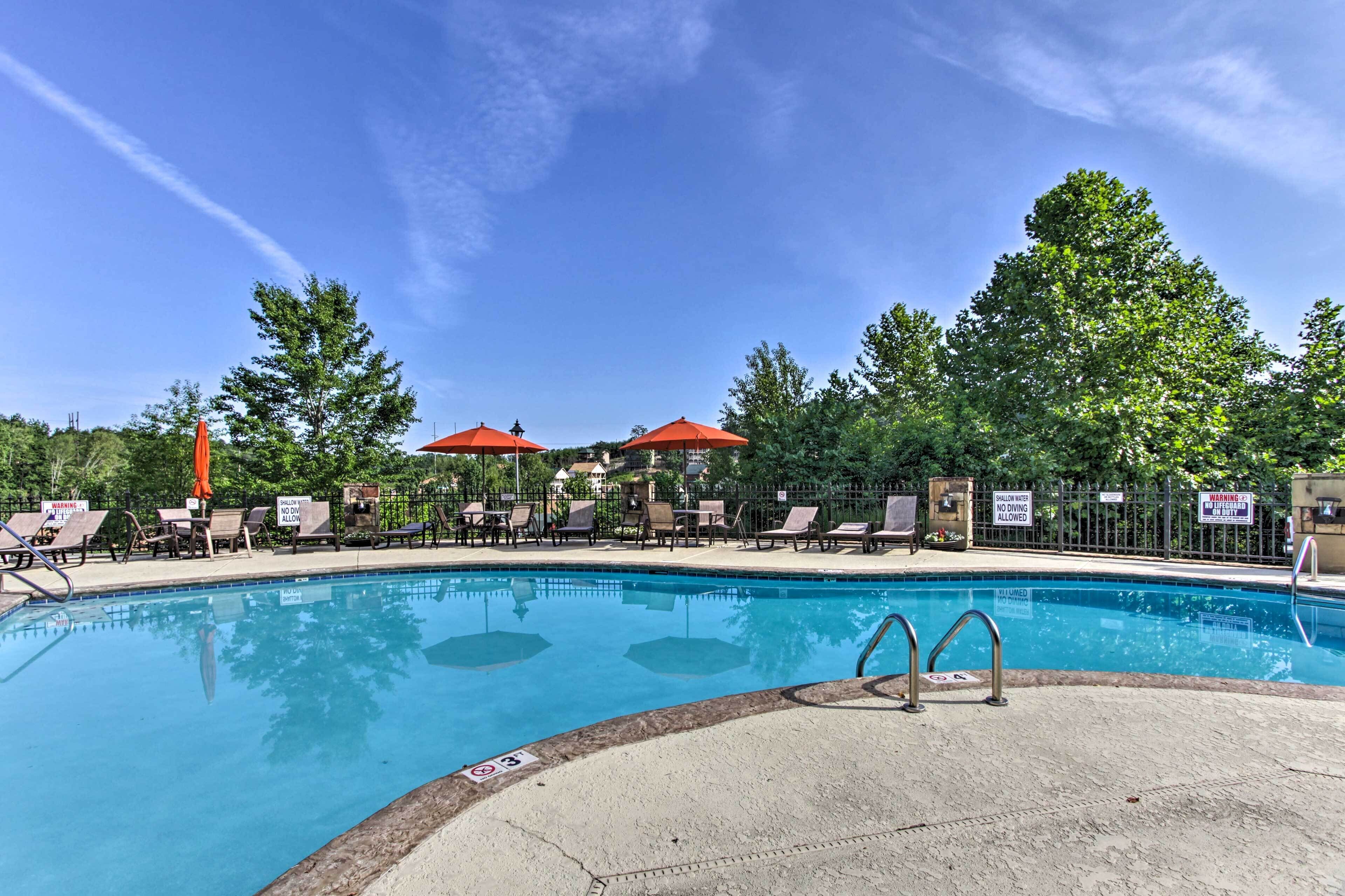 Pigeon Forge Resort Log Cabin - Steps to Dollywood
