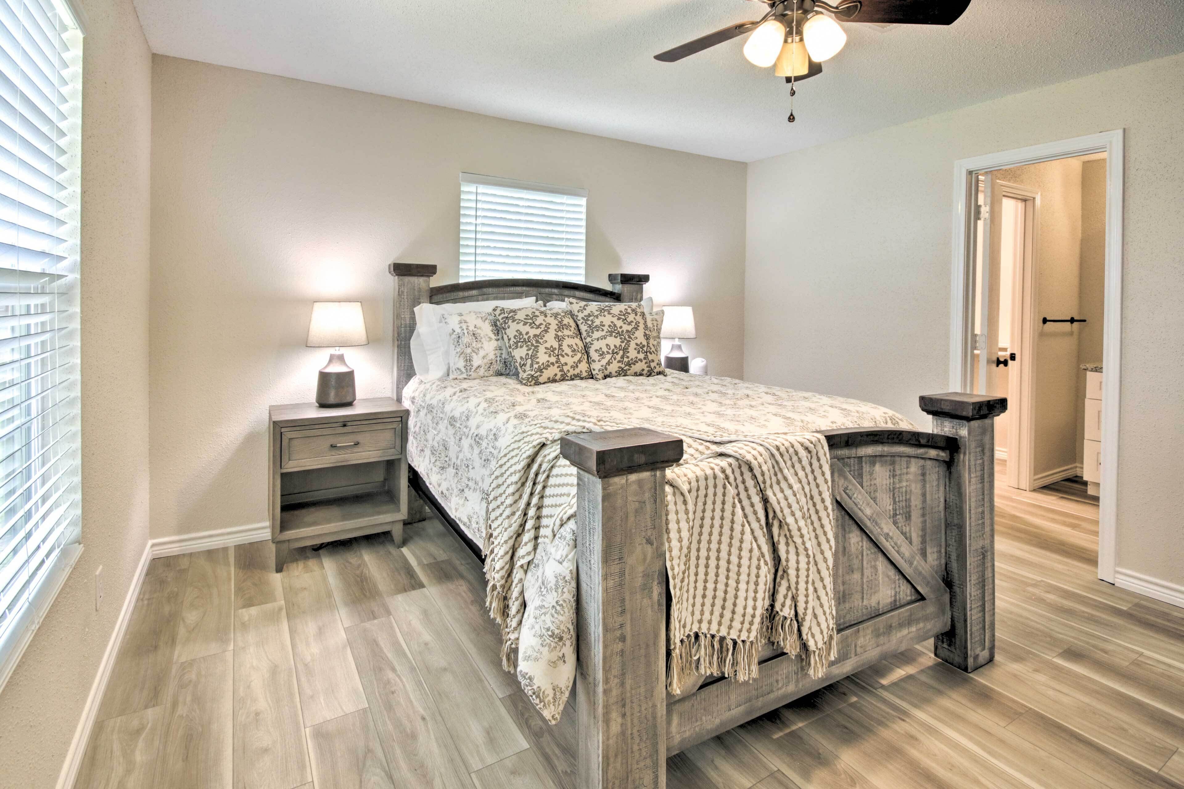 Relaxing Tomball Retreat: Walk to Main Street