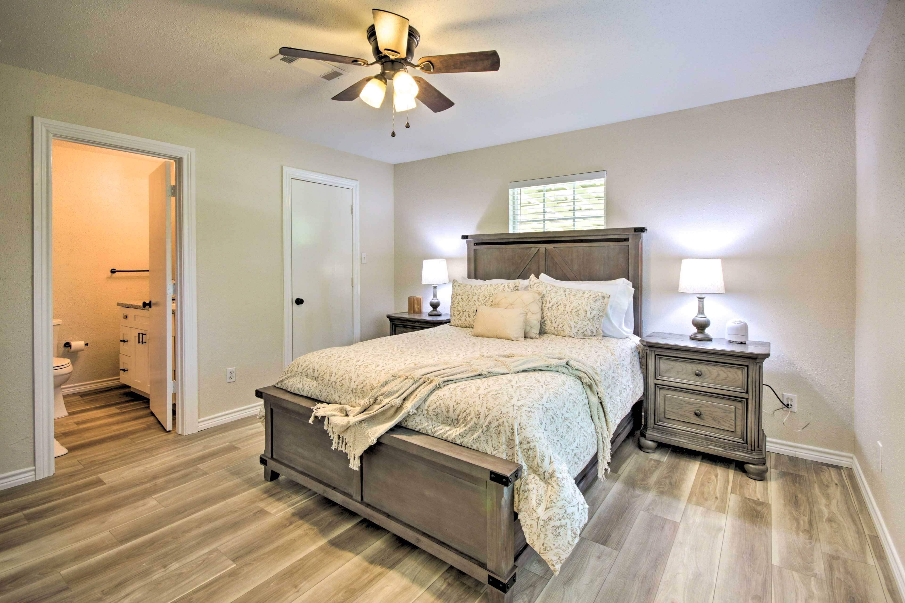 Relaxing Tomball Retreat: Walk to Main Street