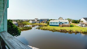 Zona residencial con casas, un pequeño estanque y un muelle de madera.