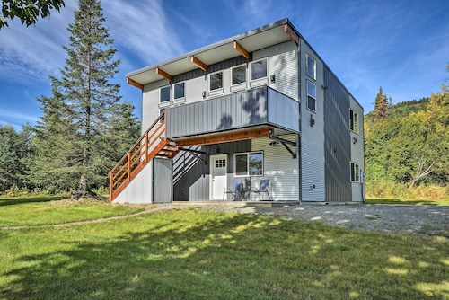 Family Retreat ~ 8 Mi to Downtown + Bishops Beach!