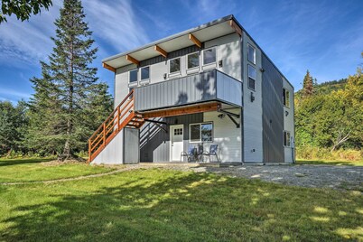 Family Retreat ~ 8 Mi to Downtown + Bishops Beach!