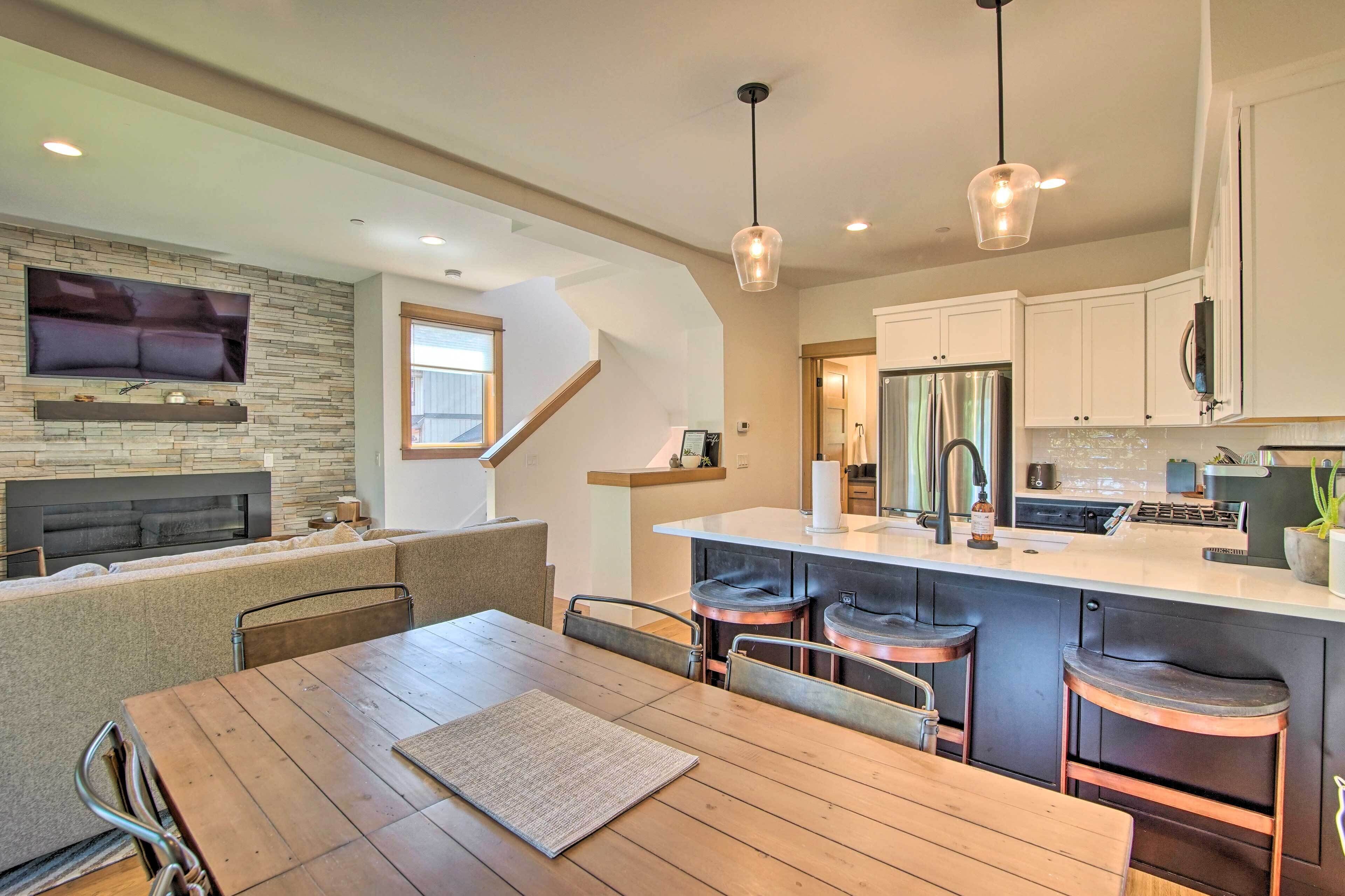 Charming Cle Elum Townhome w/ Balcony & Views