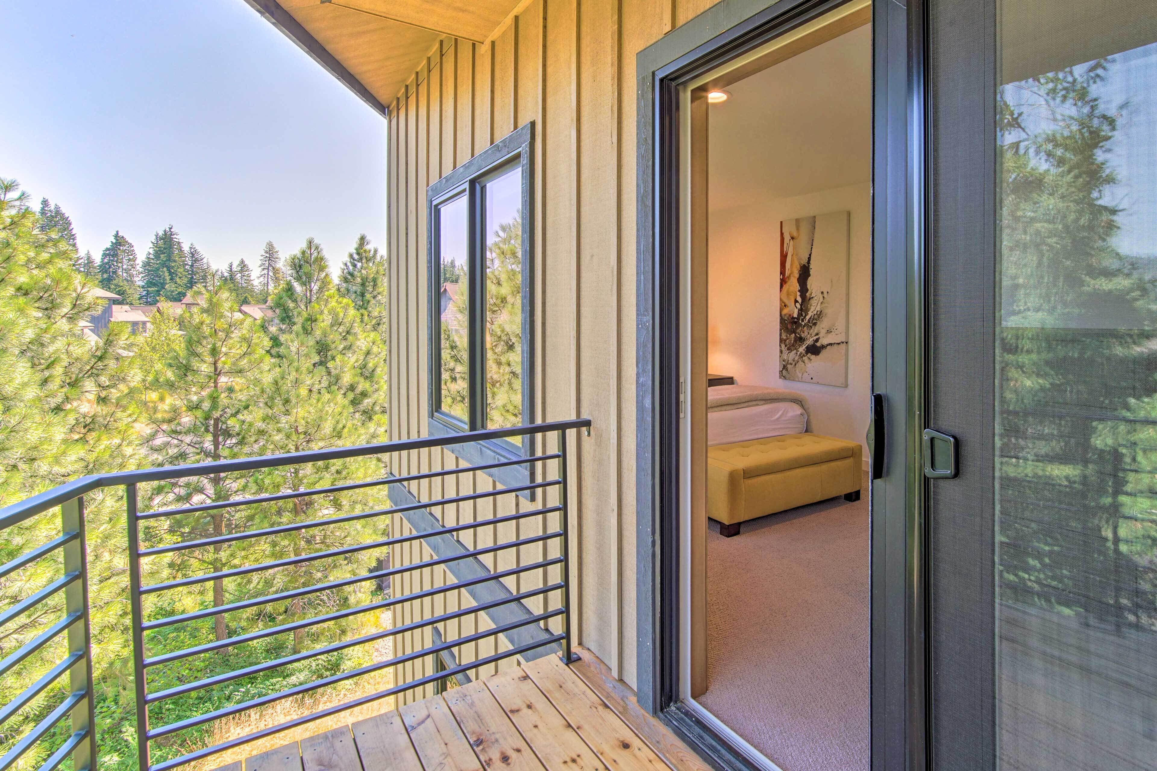 Charming Cle Elum Townhome w/ Balcony & Views