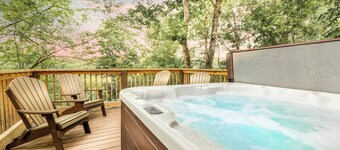 NEXT TO DOLLYWOOD! 1br Sleeps 4 Private Deck, Hot Tub, Gas Grill, Cozy, Comfy