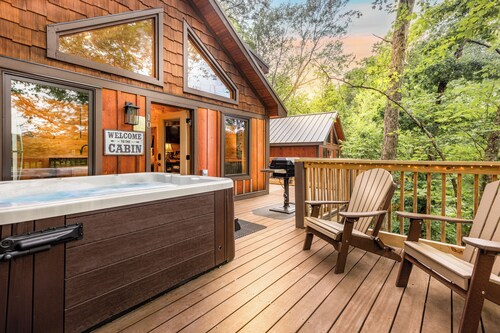 NEXT TO DOLLYWOOD! 1br Sleeps 4 Private Deck, Hot Tub, Gas Grill, Cozy, Comfy