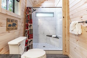 Douche, séchoir à cheveux, serviettes fournies
