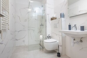 Douche, sèche-cheveux, serviettes fournies, savon