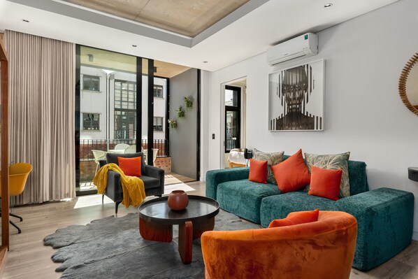 Living area - G05 The Signature (Cape Town)