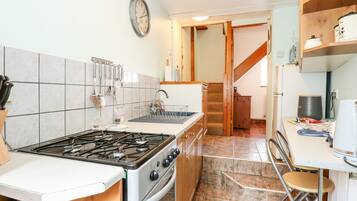 Lemari es, ketel listrik, dan pemanggang roti