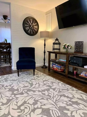 تلفزيون ذكي، ألعاب فيديو، كُتُب، مكتب