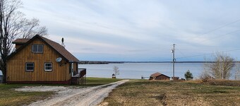 Lake Facing 4 bedroom Cabin near amazing UP destinations Grandview Cabins
