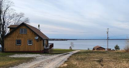 Lake Facing 4 bedroom Cabin near amazing UP destinations Grandview Cabins