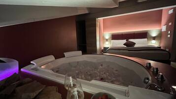 Kahden hengen romanttinen huone, 1 keskisuuri parisänky, poreamme | Allergiatestatut vuodevaatteet, untuvapeitot