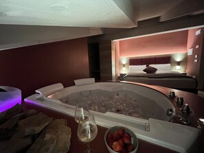 Romantisches Doppelzimmer, 1 Queen-Bett, Whirlpool | Allergikerbettwaren, Daunenbettdecken, Pillowtop-Betten, Zimmersafe