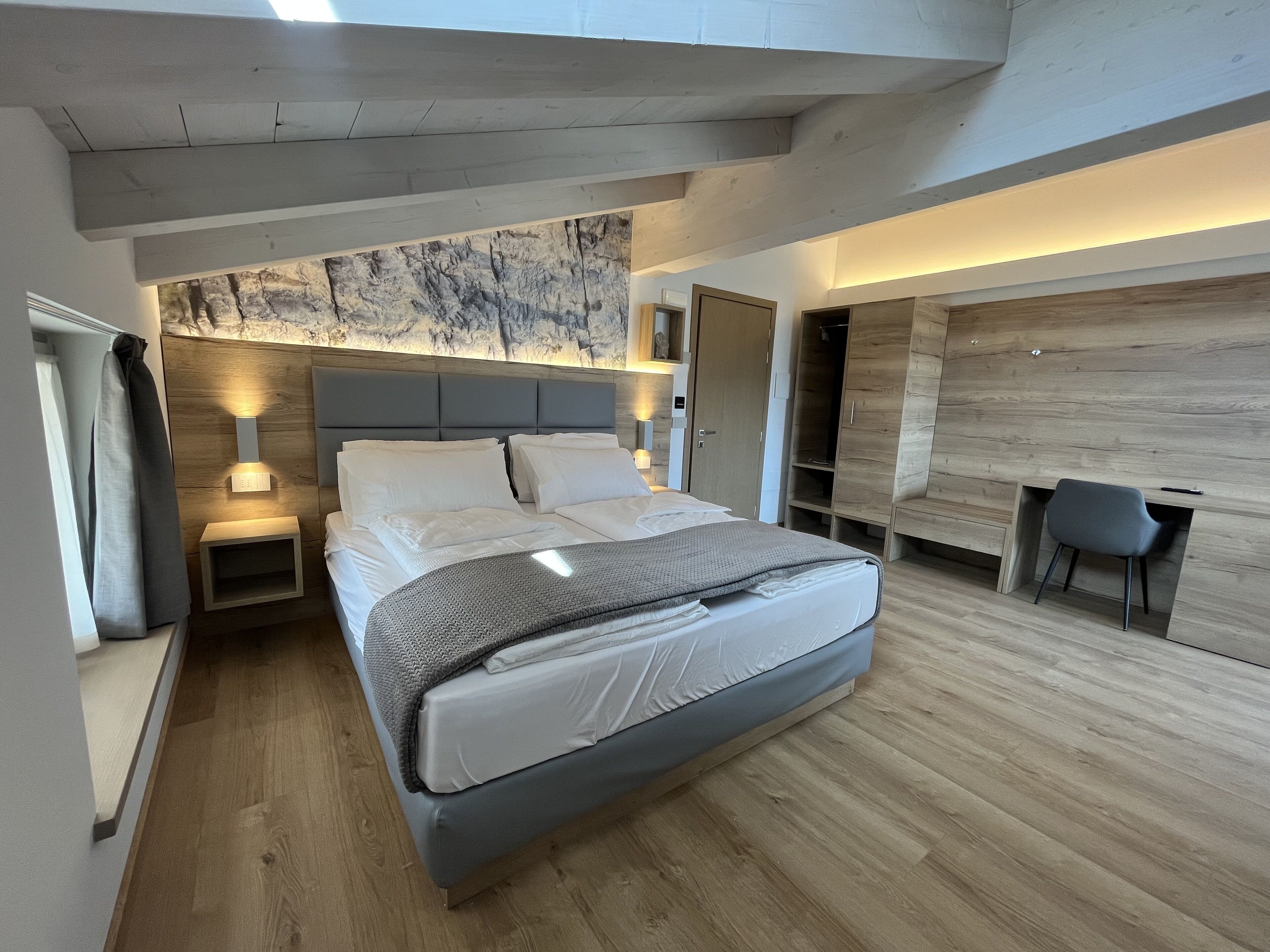 Junior-Vierbettzimmer, Mehrere Betten, Terrasse, Bergblick | Allergikerbettwaren, Daunenbettdecken, Pillowtop-Betten, Zimmersafe