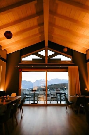 32-inch Smart TV with cable channels, TV, heated floors. Le Rocce Val di Non - Quality Room & Breakfast
