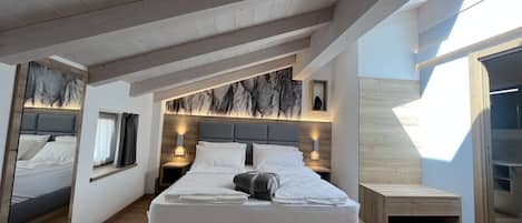 Quadrupla Deluxe, 1 letto queen con divano letto, bagno in camera | Biancheria da letto ipoallergenica, copriletto in piuma