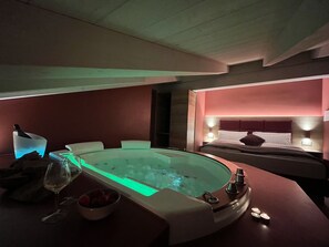 Romantisches Doppelzimmer, 1 Queen-Bett, Whirlpool | Allergikerbettwaren, Daunenbettdecken, Pillowtop-Betten, Zimmersafe