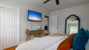 4 slaapkamers, een bureau, een strijkplank/strijkijzer, reisbedje