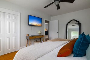 4 chambres, bureau, fer et planche à repasser, lit parapluie