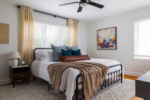 4 bedrooms, desk, iron/ironing board, travel cot - Spacious, Sunlit Retreat w/ Huge Yard (Graham)