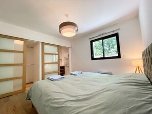 5 bedrooms, desk, iron/ironing board, travel crib