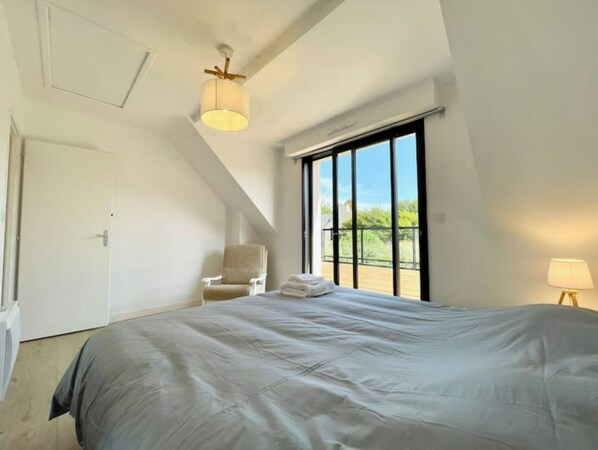 5 bedrooms, desk, iron/ironing board, travel crib