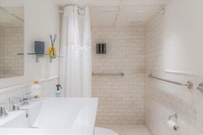 Shower, hair dryer - Cozy Private Urban Oasis - The Ballard Bungalow! (Seattle)